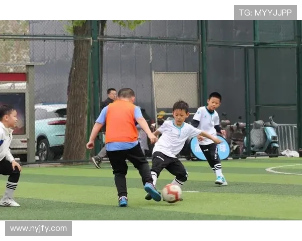 足球训练中的小组对抗赛与团队默契训练